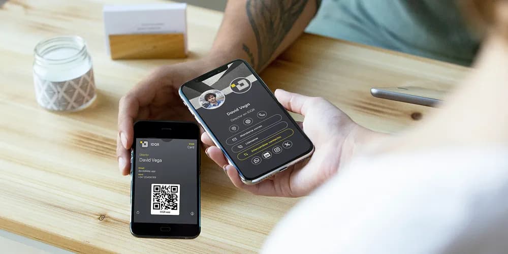 Person teilt eine digitale Visitenkarte über ein Smartphone