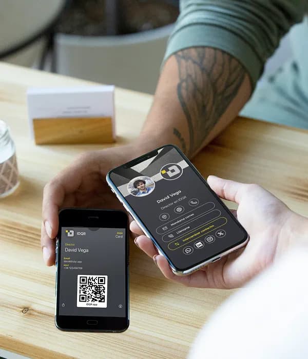 Person teilt eine digitale Visitenkarte über ein Smartphone