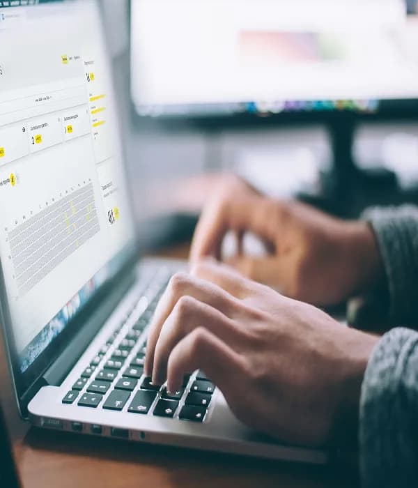Person überprüft digitale Kartenstatistiken auf einem Laptop