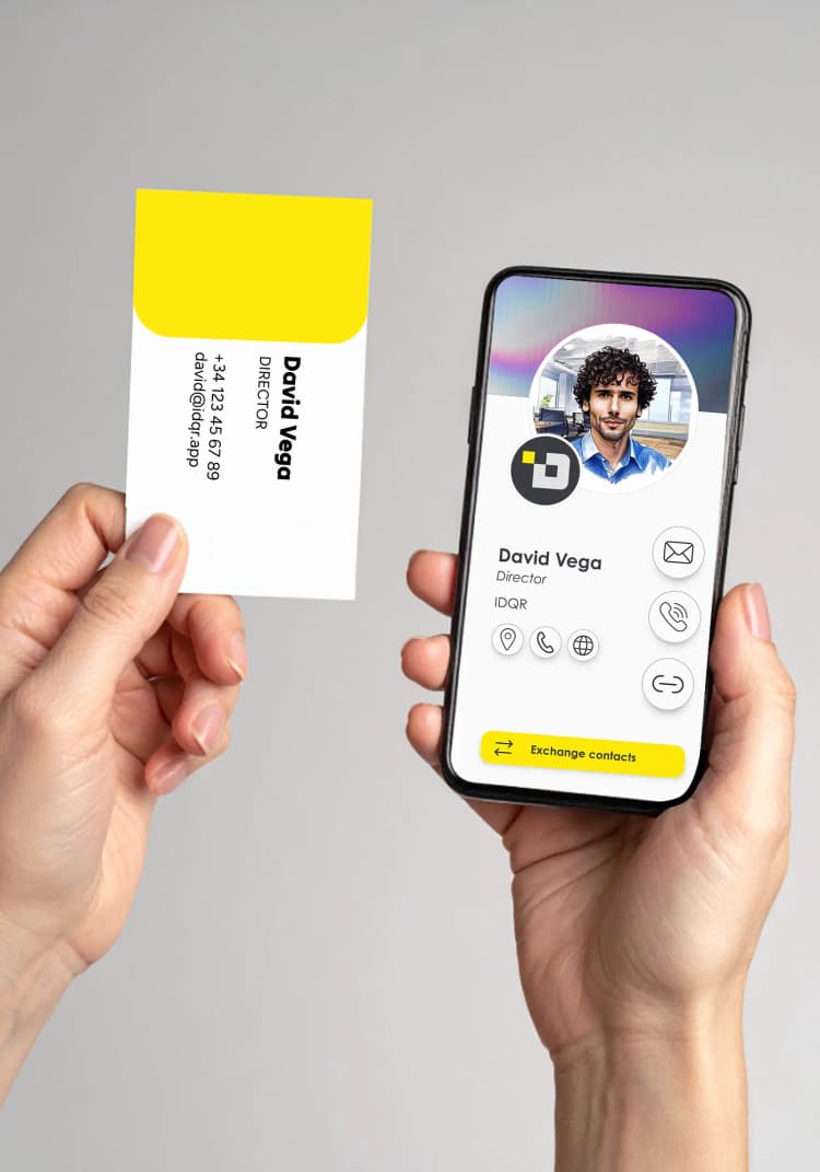 Hände, die eine Papier-Visitenkarte und eine digitale Visitenkarte halten