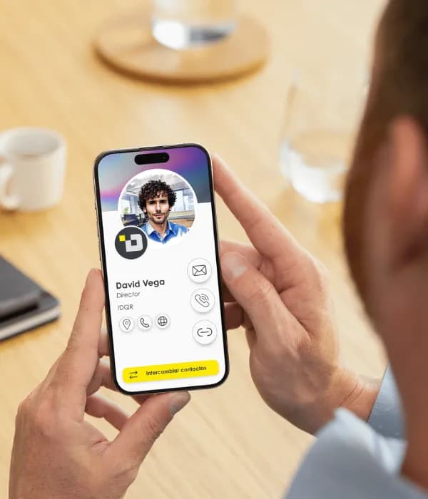 Person teilt eine digitale IDQR-Visitenkarte per QR-Code auf einem Smartphone