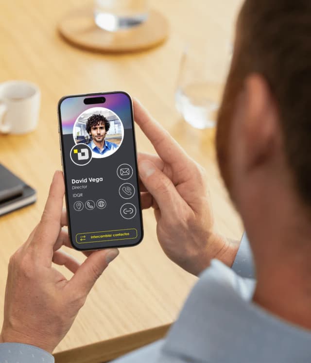 Person, die eine digitale IDQR-Visitenkarte auf einem Smartphone zu Apple Wallet hinzufügt