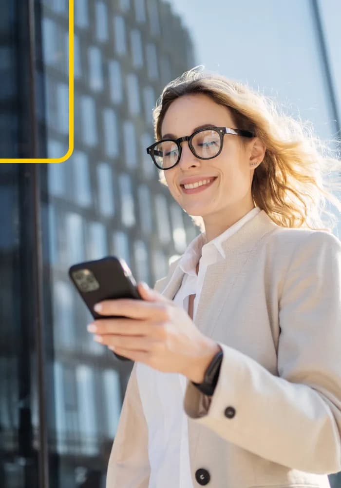 Profesional consultando una tarjeta de visita digital en su smartphone