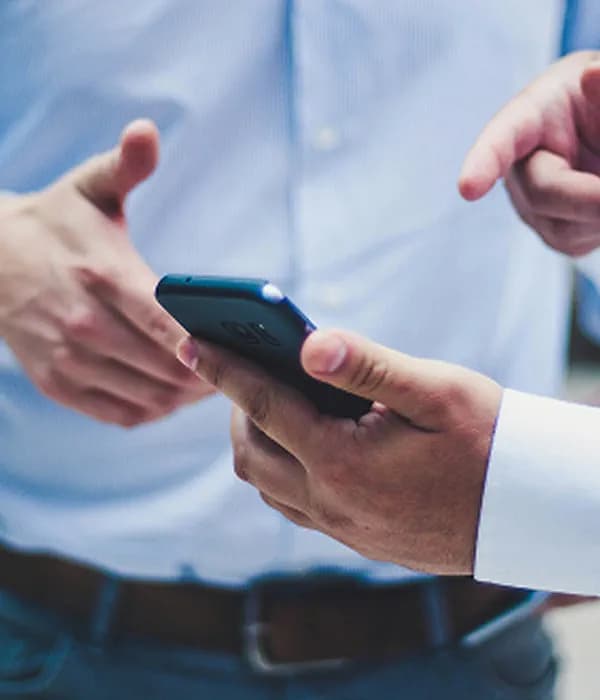 Dos personas compartiendo una tarjeta digital desde el teléfono