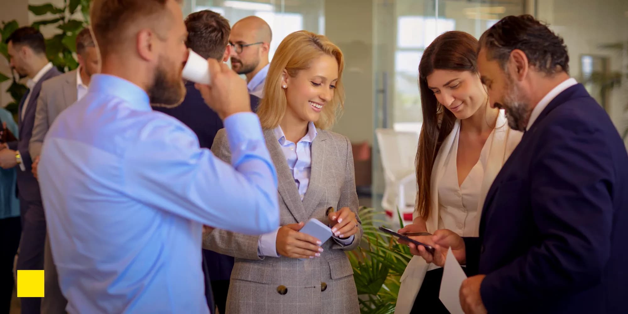 Person teilt eine digitale Visitenkarte, indem sie ihr Telefon auf einer Networking-Veranstaltung hochhält